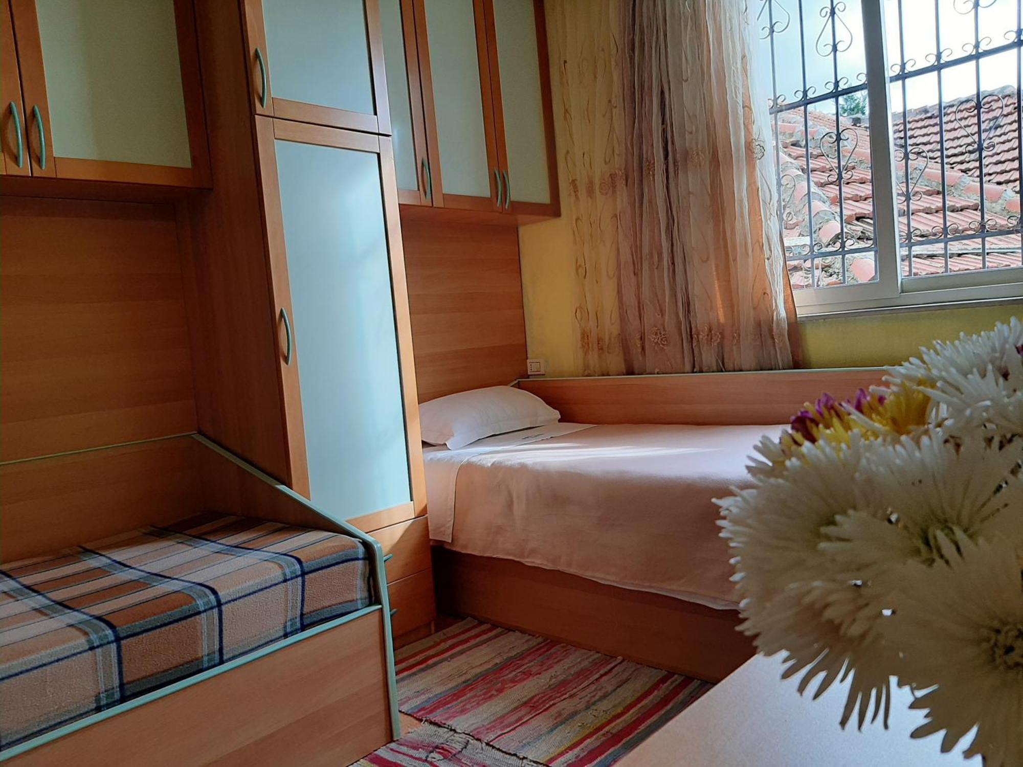 Enki'S Guesthouse Tirana Buitenkant foto